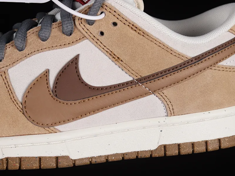 All Categories Nk SB Dunk Series Nk SB Dunk Low Low-top sneakers Nk SB Dunk Low "85" Khaki brown double hook SB low-top sports and leisure sneakers DO9457-115